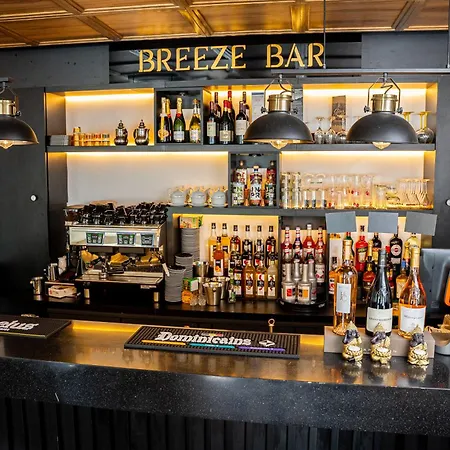 Breeze מלון